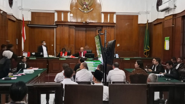 Dokumentasi suasana persidangan di pengadilan sebagai gambaran pelaksanaan proses penegakan hukum di Indonesia.