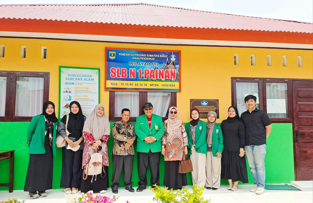 Foto Bersama Kepala Sekolah SLBN 1 Painan, Sumber: Dokumentasi Pribadi Penulis
