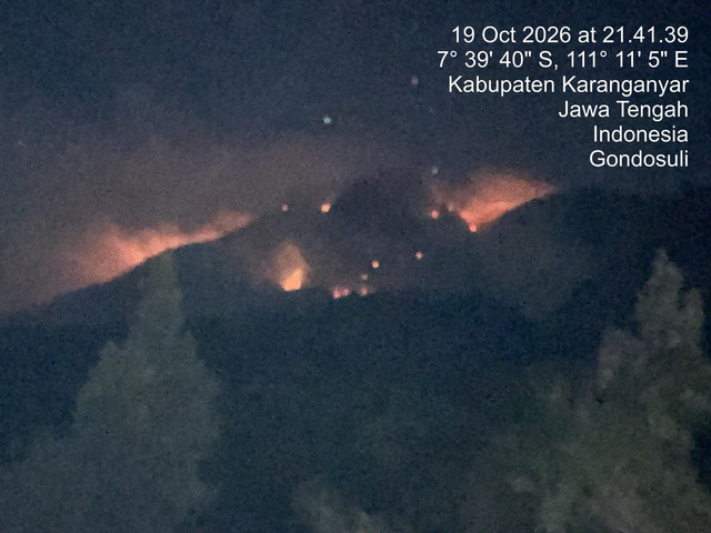 Kebakaran di Gunung Lawu, Senin (19/10/2026). Foto: BPBD Karanganyar