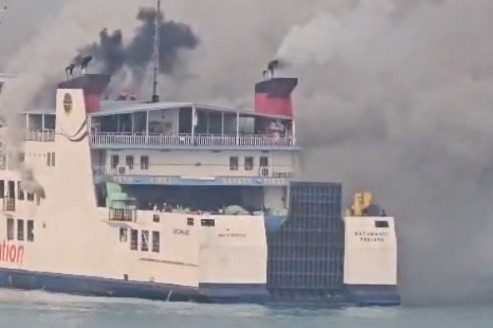 KMP Batu Mandi yang melayani penyeberangan Merak-Bakauheni terbakar di Pelabuhan Merak, Tamansari, Kecamatan Pulomerak, Kota Cilegon, Banten, Selasa (20/10/2026). Foto: Dok. Istimewa