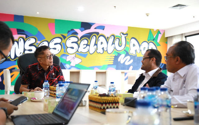 Wamensos Agus Jabo Priyono terima audiensi Ketum CIMA Capt Gatot Cahyo Sudewo guna bahas rencana kolaborasi penyaluran vokasi lulusan Sekolah Rakyat di industri maritim di Kantor Kemensos, Jakarta, Selasa (20/10/2026). Foto: Kemensos RI