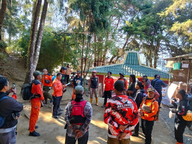 Gubernur Jateng Ahmad Luthfi upayakan pemadaman karhutla Gunung Lawu dan Sumbing melalui jalur udara serta darat dan minta Polda Jateng selidiki penyebab kebakaran, Selasa (20/10/2026). Foto: Pemprov Jateng