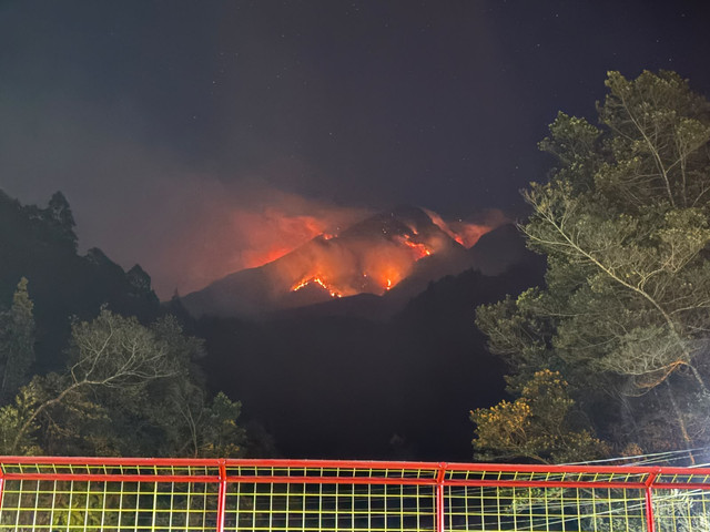 Gubernur Jateng Ahmad Luthfi upayakan pemadaman karhutla Gunung Lawu dan Sumbing melalui jalur udara serta darat dan minta Polda Jateng selidiki penyebab kebakaran, Selasa (20/10/2026). Foto: Pemprov Jateng