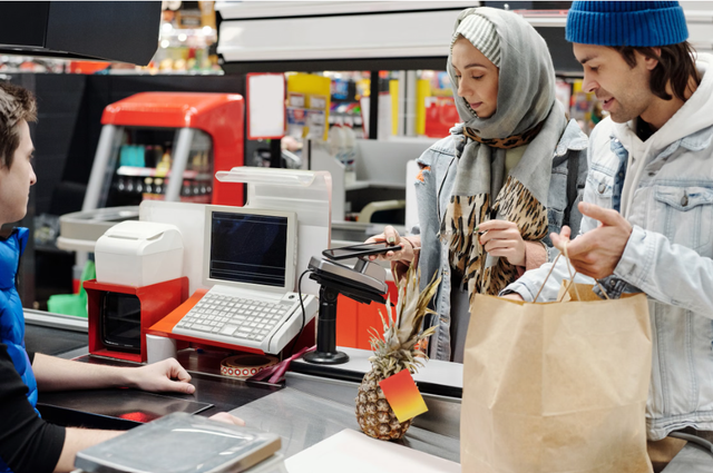 Ilustrasi Sistem Informasi Manajemen membantu UMKM mengelola transaksi penjualan melalui sistem kasir digital. (Sumber: https://www.pexels.com/photo/couple-buying-groceries-at-a-supermarket-4199490/)