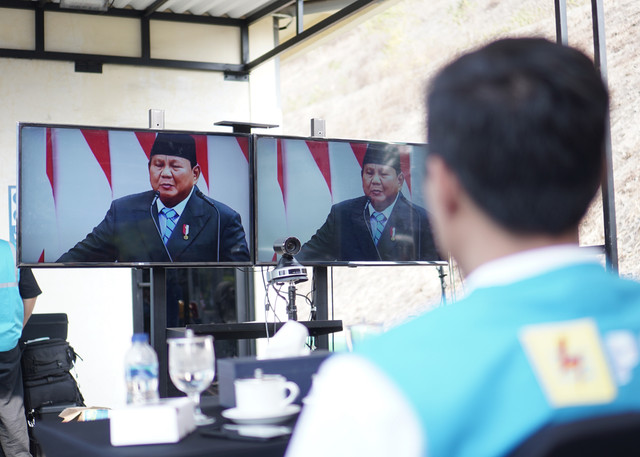 Presiden Prabowo Subianto meluncurkan Program PLTS 100 GWp secara daring, disaksikan peserta melalui layar monitor, Selasa (25/8/2026). Foto: Dok. PLN