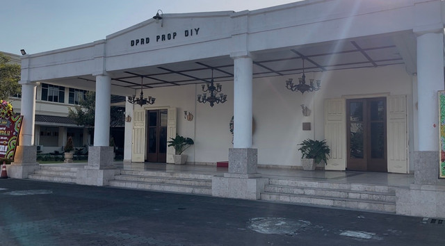 Potret Gedung Dewan Perwakilan Rakyat Daerah Provinsi Daerah Istimewa Yogyakarta (sumber: dokumentasi pribadi)