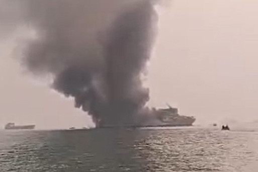 KMP Batumandi yang melayani penyeberangan Merak-Bakauheni terbakar di Pelabuhan Merak, Tamansari, Kecamatan Pulomerak, Kota Cilegon, Banten, Selasa (20/10/2026). Foto: Dok. Istimewa
