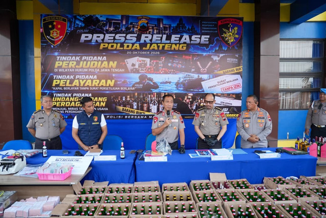 Jumpa pers ungkap ribuan botol miras tanpa izin yang akan dikirim ke Karimunjawa.
 Foto: Polda Jateng