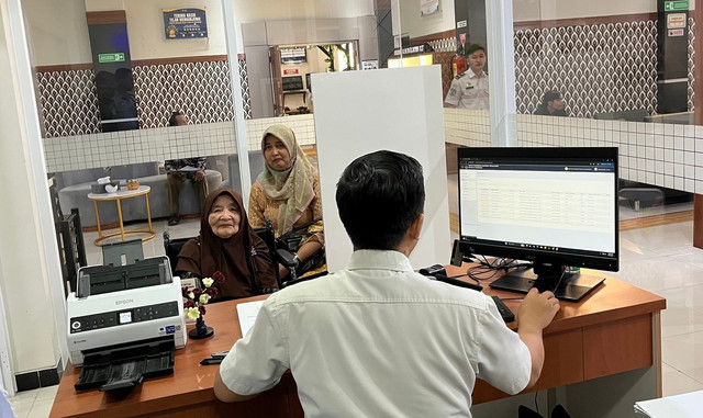 Petugas imigrasi melayani pemohon paspor di Kantor Imigrasi Kelas II Non TPI Ponorogo. Foto: Dokumentasi Pribadi