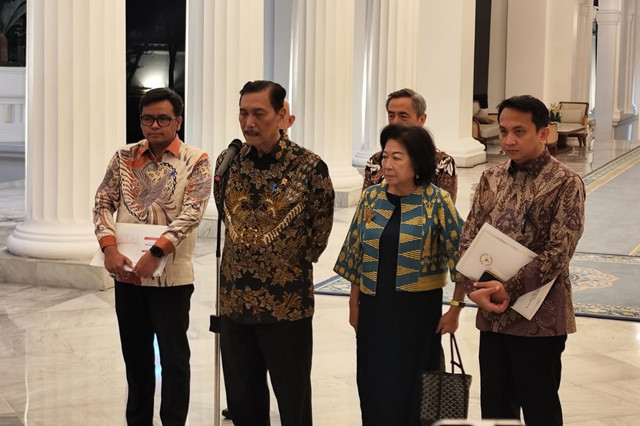 Ketua Dewan Ekonomi Nasional (DEN) Luhut Binsar Pandjaitan bersama jajaran DEN usai bertemu dengan Presiden Prabowo Subianto di Istana Merdeka, Jakarta, Selasa (20/10/2026). Foto: Jonathan Devin/kumparan