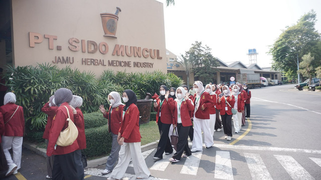 Mahasiswa Manajemen Universitas Muhammadiyah Yogyakarta saat kunjungan industri ke PT Sido Muncul, 12 Oktober 2026 ( Dokumentasi KKL UMY )