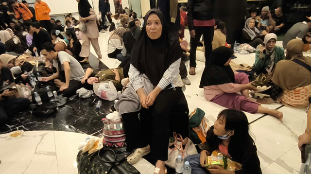 Novianti (52) bersama putrinya selamat dalam peristiwa terbakarnya KMP Batumandi di Perairan Pulau Merak Besar, Kota Cilegon, Banten, pada Selasa (20/10). Foto: Dok. kumparan