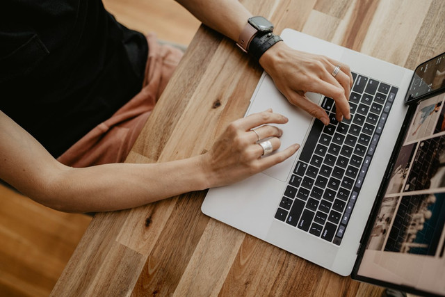 Ilustrasi link download logo Hari Santri 2026. Foto: Unsplash.com/Kelly Sikkema