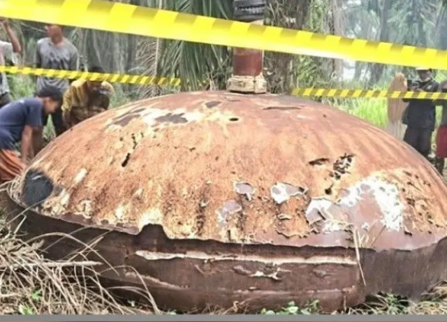 Sampah antariksa kedua yang ditemukan di kebun sawit di Jalan Sampit-Pangkalan Bun, Kotim, Kalteng, Selasa (20/10/2026), diduga puing roket China. Foto: HO/ANTARA