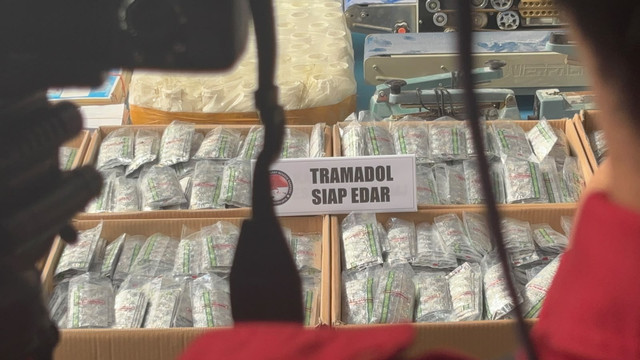 Barang bukti narkotika pengungkapan kasus 2 pabrik obat keras ilegal di Direktorat Narkoba Polda Metro Kaya, Rabu (21/10). Foto: Pradya Tirta/kumparan