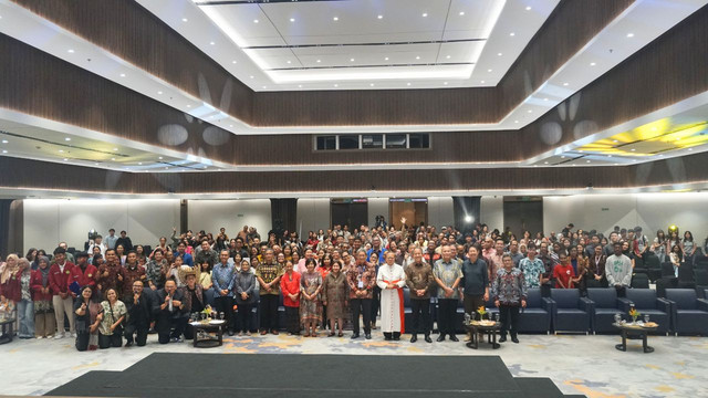 Foto Bersama dalam Kegiatan Frans Seda Centennial Celebration: Empowering the Next Generation (Sumber: Unika Atma Jaya)