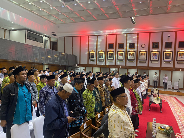 Gubernur DKI Jakarta Pramono Anung pada pelepasan jemaah umrah marbot masjid dan penyerahan bantuan di Balai Kota DKI Jakarta, Rabu (21/10/2026). Foto: Aditya Nugraha/kumparan