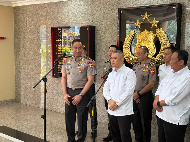 Kapolri Jenderal Suyudi Ario Seto bersama Menhub Dudy Purwaghandi di Mabes Polri. Foto: Rayyan/kumparan