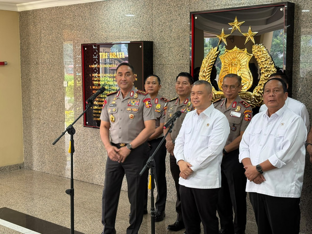 Kapolri Jenderal Suyudi Ario Seto bersama Menhub Dudy Purwaghandi di Mabes Polri. Foto: Rayyan/kumparan