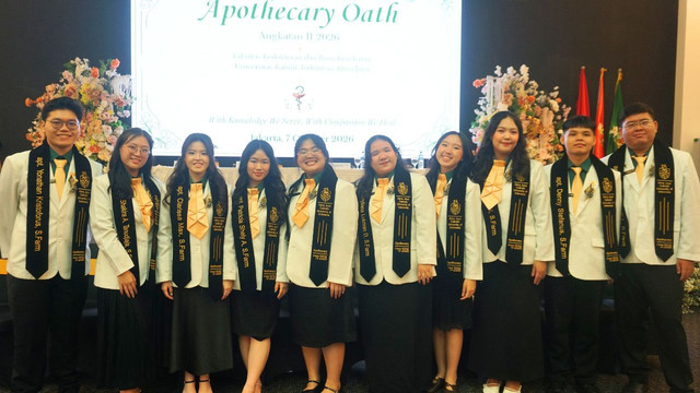 Foto bersama Lulusan Apoteker (Sumber: Unika Atma Jaya)
