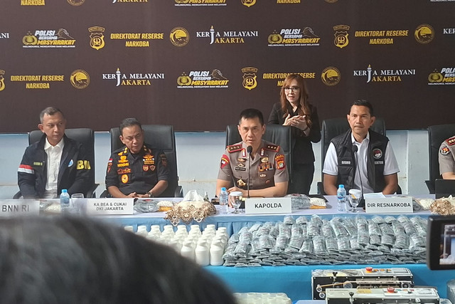 Paparan Kapolda Metro Jaya Dadang Hartanto pada Konferensi Pers pengungkapan kasus 2 pabrik obat keras ilegal di Direktorat Narkoba Polda Metro Jaya, Rabu (21/10/2026). Foto: Pradya Tirta/kumparan