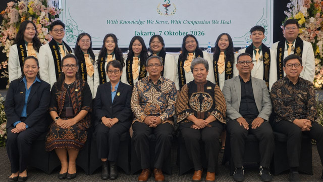 Pimpinan Universitas dan FKIK bersama Mahasiswa Program Studi Pendidikan Profesi Apoteker Angkatan ke-3