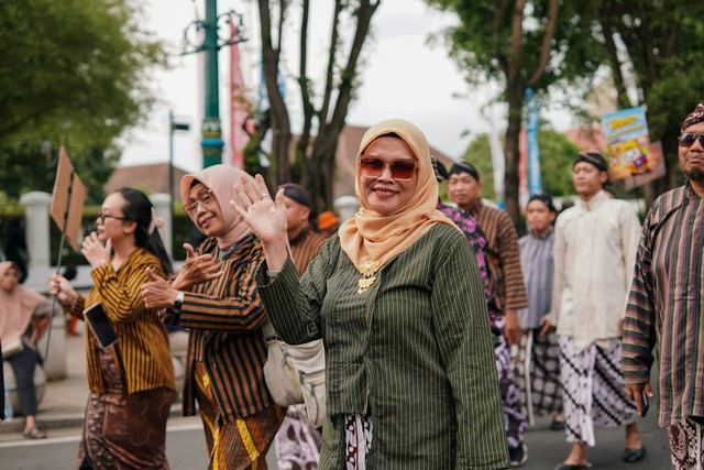 Ilustrasi baju tema Sumpah Pemuda, foto: Unsplash/Yazid N