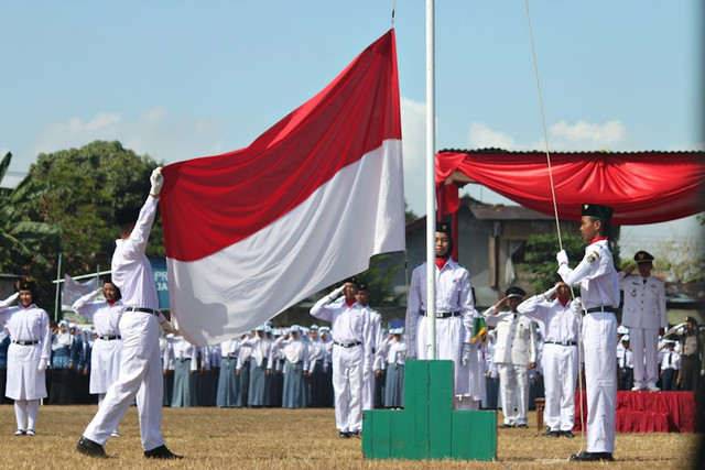 Ilustrasi teks MC upacara Hari Santri 2026, foto: Unsplash/Mufid Majnun
