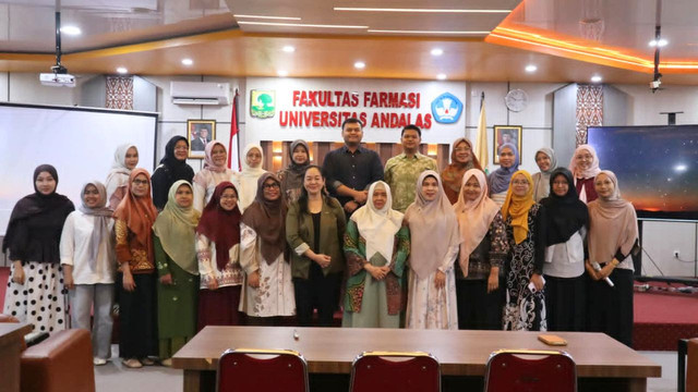 Foto Bersama (Sumber: Dr. apt. Lusy Noviani, MM)