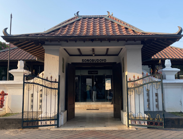 Menyusuri jejak sejarah Jawa, tampak bagian depan Museum Sonobudoyo. (Foto: Dok. Pribadi)