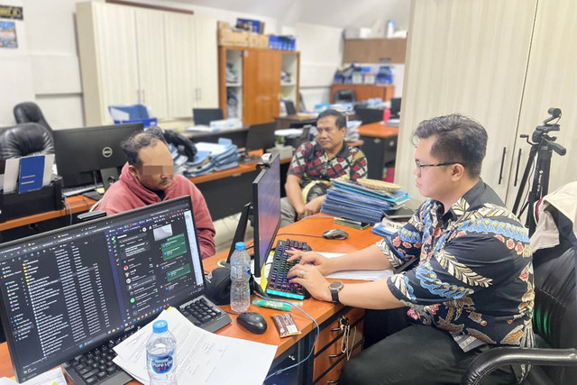 Penangkapan dan interogasi pelaku tindak pidana penipuan online dengan modus menawarkan jasa perubahan visa dan perpindahan tempat kerja. Foto: Dok. Polda Bali