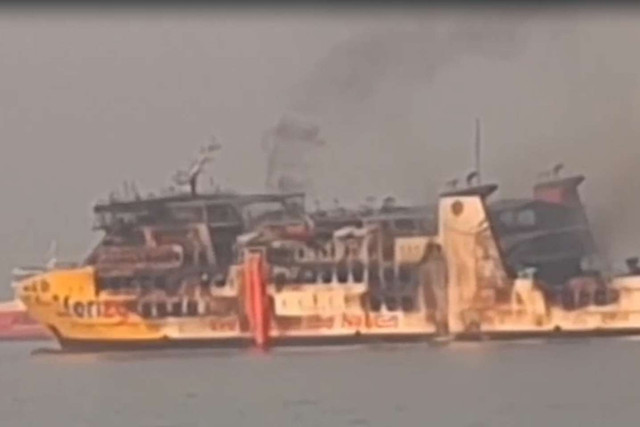 Pemadaman kebakaran yang melanda KMP Batumandi di Pelabuhan Merak, Rabu (21/10/2026). Foto: kumparan