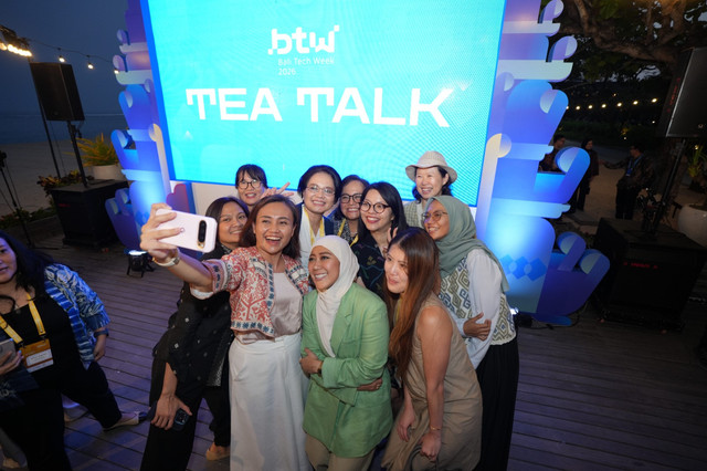 Menteri Komunikasi dan Digital RI Meutya Hafid bersama Direktur Enterprise & Business Service Telkom Veranita Yosephine dan Komisaris Independen Telkom Ira Noviarti serta Rofikoh Rokhim berfoto bersama jajaran pemimpin perempuan sektor teknologi dalam sesi Tea Talk with Minister pada rangkaian Bali Tech Week (BTW) 2026 di Denpasar, Bali, Senin (19/10). Foto: dok. Telkom