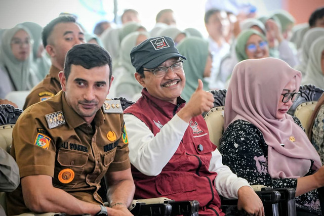 Mensos Gus Ipul jelaskan keterpaduan pendidikan Sekolah Rakyat dengan pemberdayaan ekonomi keluarga dan perbaikan rumah layak huni usai dialog bersama siswa SR dan pendamping PKH di Kabupaten Bandung, Selasa (20/10/2026). Foto: Kemensos RI