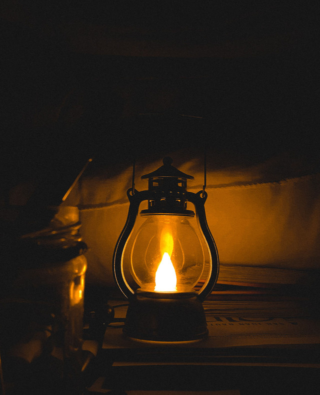 Ilustrasi lenter. Foto oleh Damaris Rengifo  dari Pexels: https://www.pexels.com/id-id/foto/lentera-kaca-antik-12700577/