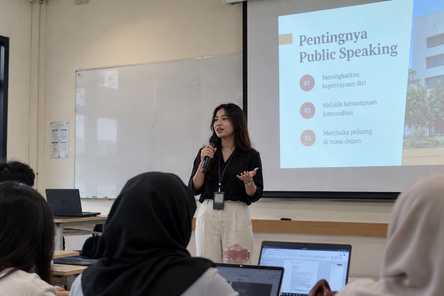Ilustrasi Mahasiswa berlatih public speaking untuk meningkatkan kepercayaan diri. Sumber: Ilustrasi dibuat menggunakan AI ChatGPT, 2026.