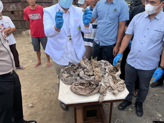 Bungkusan kain mori berisi tulang belulang yang ditemukan warga di sebuah lahan tanah urug di Kota Magelang, Jawa Tengah, Rabu (21/10/2026). Foto: Dok. Humas Polres Magelang Kota