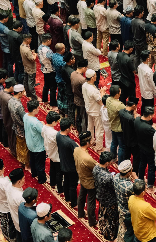 Sumber Foto https://www.pexels.com/id-id/foto/pria-berdoa-tarawih-selama-ramadhan-2025-di-masjid-istiqlal-30947036/