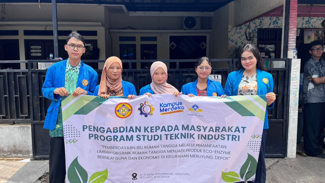 Edukasi pengelolaan sampah organik melalui Eco-Enzyme di Meruyung