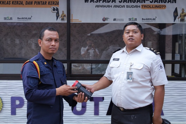 Dukung Pengamanan, Lapas Mojokerto Bagikan Senter untuk Dukung Pengamanan (Foto:HumasLapasMoker)