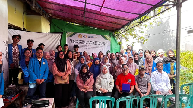 Dokumentasi Foto Bersama Dengan Ibu PKK Daerah Meruyung 
