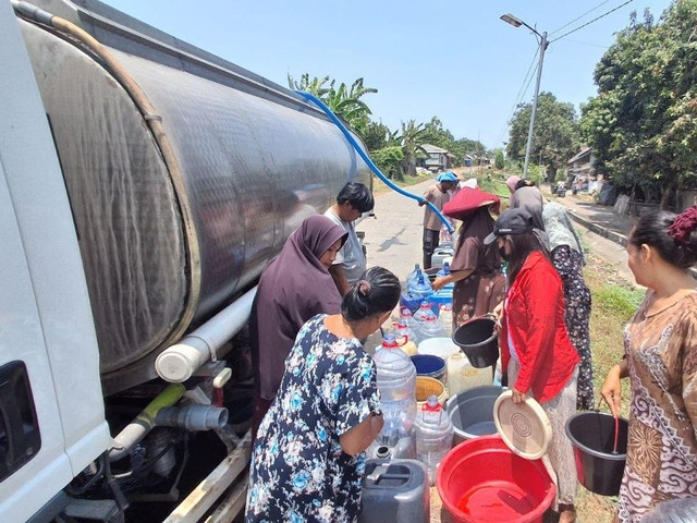 Rumah Zakat Salurkan Air Bersih untuk Warga Cirebon yang Terdampak Kemarau 2026