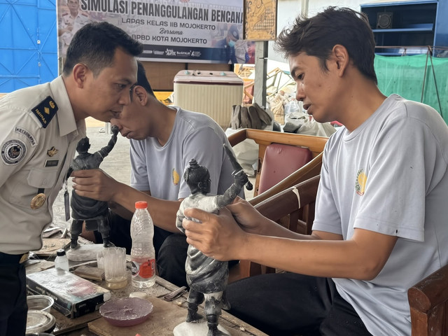 Kreativitas Warga Binaan, Lapas Mojokerto Kembangkan Kerajinan Lukisan dan Patung Berbahan Resin (Foto:HumasLapasMoker)