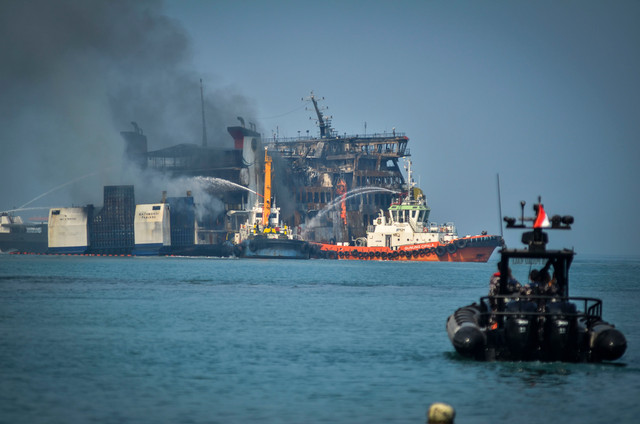 Kapal tunda menyemprotkan air ke arah Kapal Motor Penumpang (KMP) Batumandi di perairan Pelabuhan Merak, Kota Cilegon, Banten, Rabu (21/10/2026). Foto: Rikardo/ANTARA FOTO