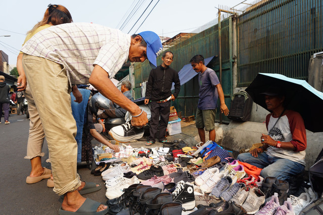 Aktivitas jual beli antara pedagan dan pembeli di pasar loak jatinegara. Sumber foto Alvin Widad Damara