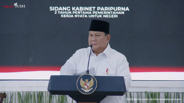 Presiden Prabowo Subianto berpidato dalam Sidang Kabinet Paripurna (SKP) di halaman tengah Istana Negara, Rabu (21/10/2026). Foto: YouTube/ Sekretariat Presiden