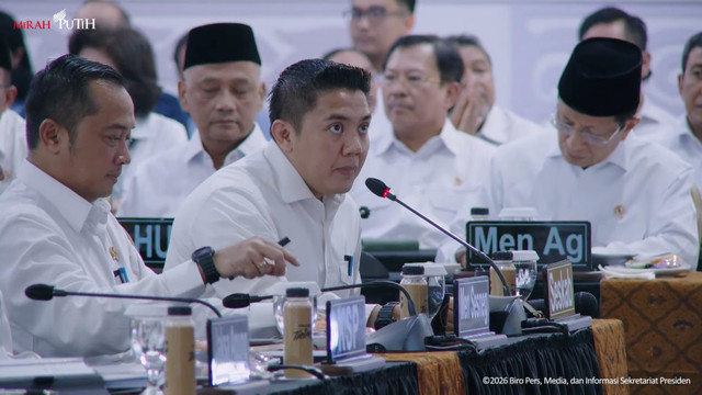 Seskab Teddy Indra Wijaya dalam Sidang Kabinet Paripurna (SKP) di halaman tengah Istana Negara, Rabu (21/10/2026). Foto: YouTube/ Sekretariat Presiden