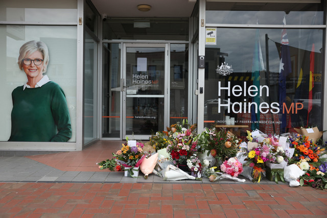 Karangan bunga diletakkan di luar kantor anggota parlemen Australia, Helen Haines, yang terluka parah dalam serangan "tertarget", di Wangaratta, Rabu (21/10/2026). Foto: Martin Keep/AFP