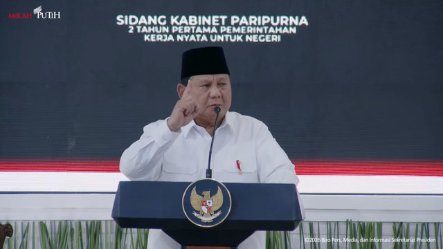 Presiden Prabowo Subianto berpidato dalam Sidang Kabinet Paripurna (SKP) di halaman tengah Istana Negara, Rabu (21/10/2026). Foto: YouTube/ Sekretariat Presiden