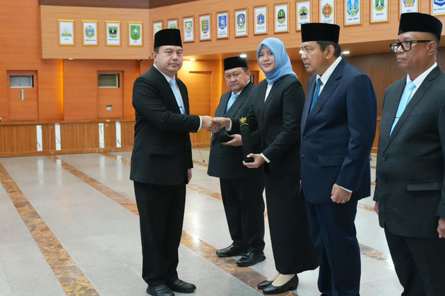 Sekjen Kemendagri Tomsi Tohir melantik empat pejabat pimpinan tinggi pratama serta menekankan pentingnya evaluasi menyeluruh dan target terukur di Gedung SBP Kemendagri, Jakarta, Rabu (21/10/2026). Foto: Kemendagri RI